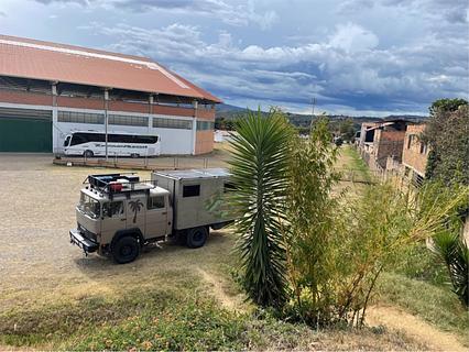 Estádio. Estacionamento na rua