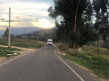 Estrada Estreita e Sinuosa de Faixa Única