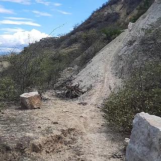 Estrada de trilha única difícil