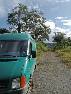Fim da estrada à beira do rio