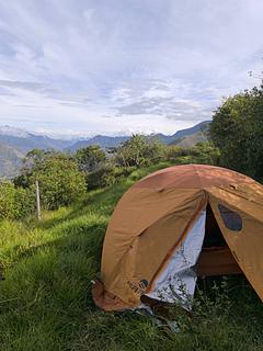 Fim de um pequeno caminho para bicicleta/moto