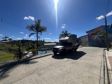 Frente a la piscina