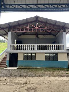 Grande Campo de Futebol Coberto