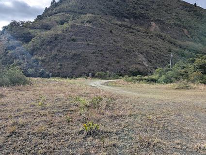 Grande espaço plano de cascalho à beira da estrada