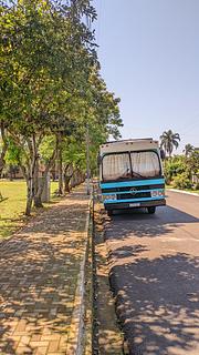 Na rua em frente à praça