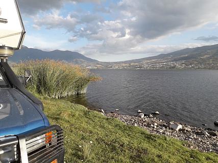 Lago San Pablo lakeshore