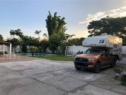 Las Palmeras Hostal & Overlander