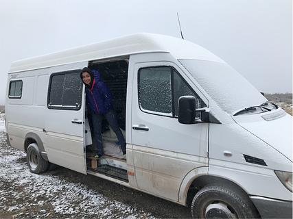 Local de acampamento ao lado de um pequeno rio