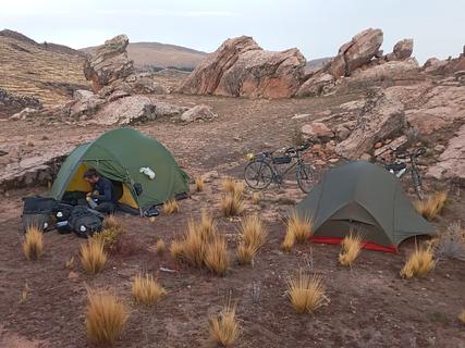 Local de acampamento entre grandes rochas