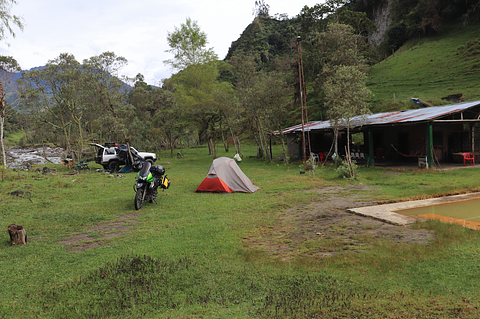 Local de camping em boa localização ao lado do rio.