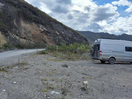 lugar de cascalho sob a estrada