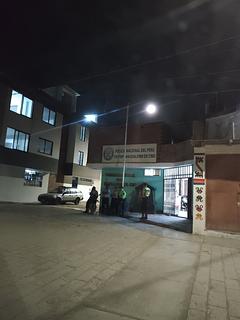Na praça da vila em frente à polícia