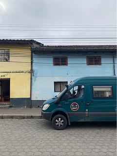 Na rua em frente à praça central