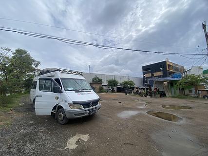 no posto de gasolina