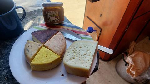 Ótimo queijo de cabra à beira da estrada
