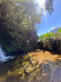 Parada na cachoeira para ciclistas
