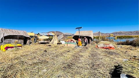 Passeio particular pela ilha de Uros com Richard e Luz
