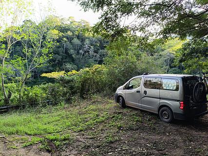 Pequeno espaço na curva da estrada