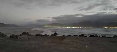 Praia com rochas e praia grande