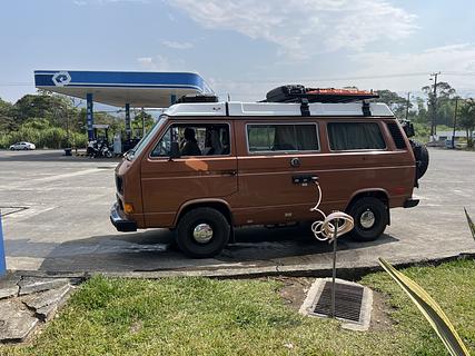 Reabastecimento fácil no posto de gasolina
