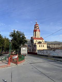 Rua ao lado da igreja