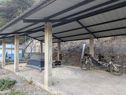 Telhado agradável à beira da estrada