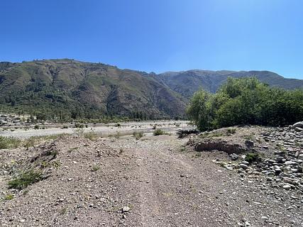 Terraços entre a estrada e o rio