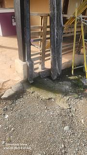 Torneira de água no estacionamento do parque