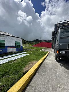 Torneira com água no posto de gasolina