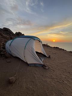 Wild camping com pedras e mar